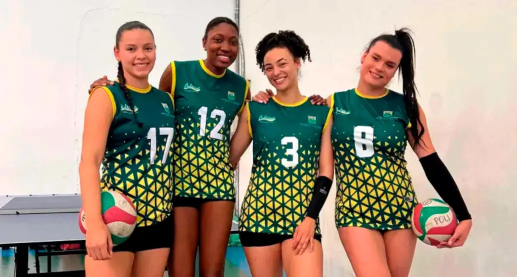 La voleibolista antioqueña Emiliana Castrillón Jaramillo (#8) con sus compañeras de equipo del Politécnico Jaime Isaza Cadavid. FOTO CORTESÍA 