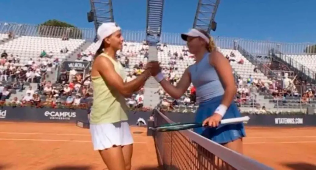 La antioqueña Emiliana Arango de camisa amarilla, se despide de su rival, tras caer en la ronda 64 del Masters de Roma. FOTO PANTALLAZO 