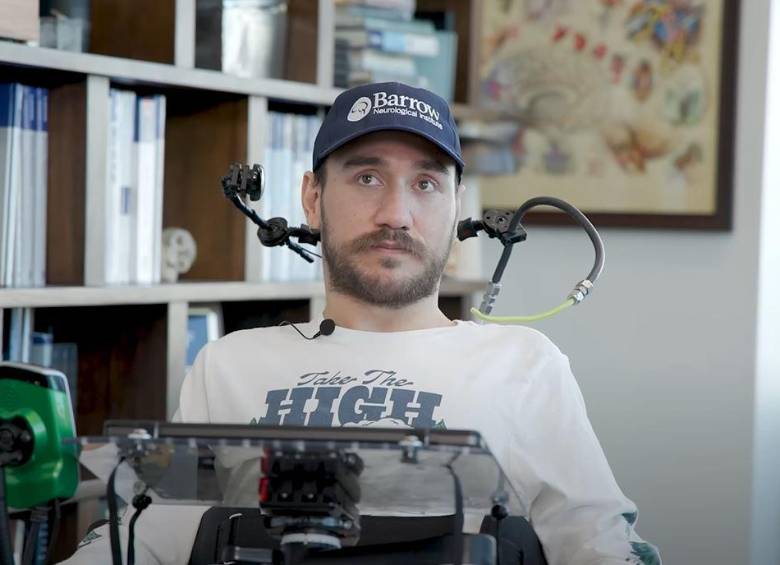 Noland Arbaugh fue el primer ser humano en controlar un computador con la mente gracias a Neuralink. Hoy, enfrenta la desconexión parcial del chip cerebral implantado. FOTO video Barrow Neurological Institute