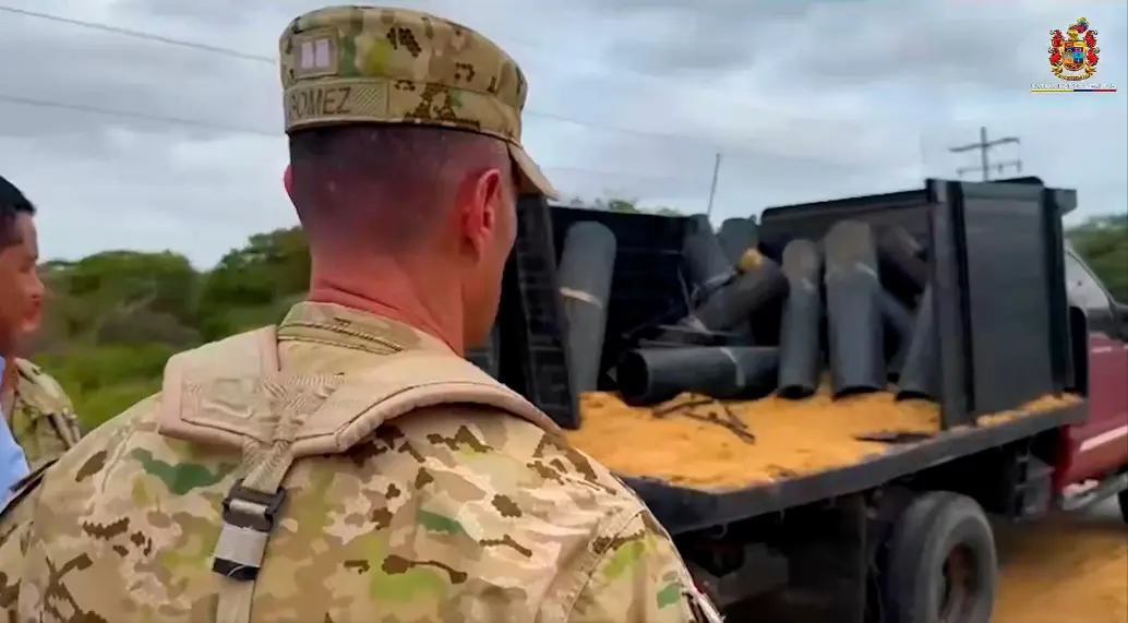 Esta es la volqueta que usaron los terroristas, con rampas artesanales para lanzar los cilindros-bomba contra la guarnición militar en Riohacha. IMAGEN TOMADA DE VIDEO DEL EJÉRCITO.