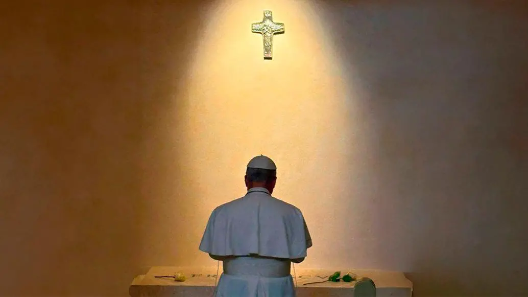 El papa León XIV durante su visita a la tumba de su predecesor Francisco, quien falleció el pasado 21 de abril. FOTO Vatican News