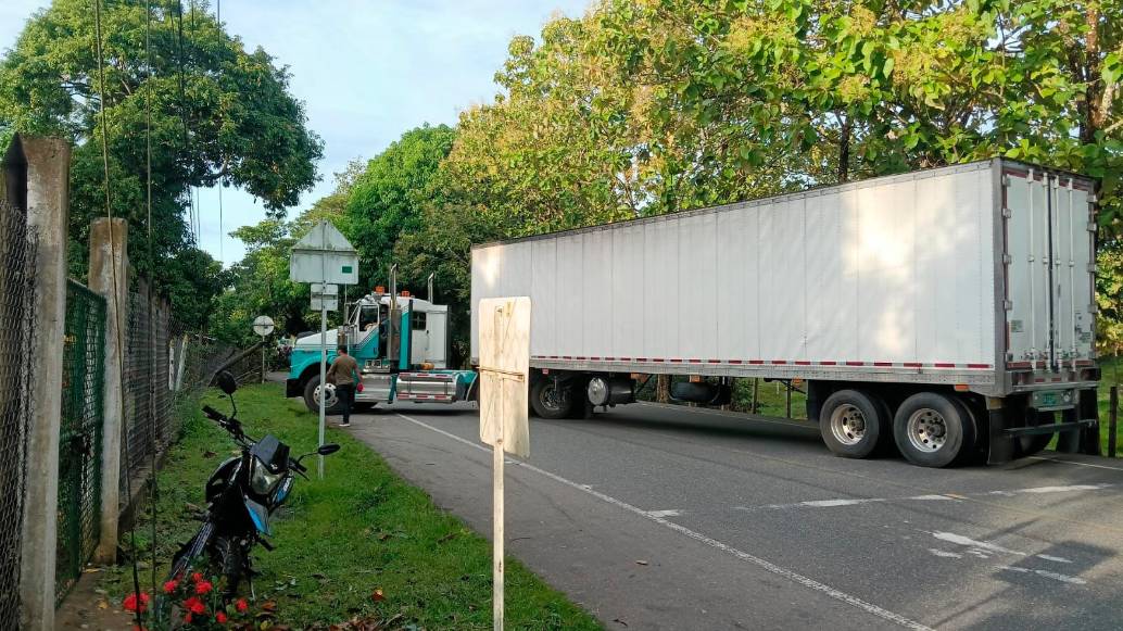 Las autoridades informaron que la vía está cerrada por una movilización ciudadana. FOTO Cortesía Policía de Tránsito Antioquia