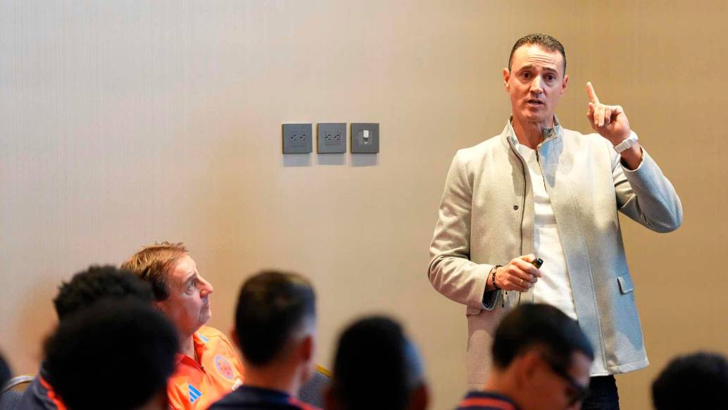 El árbitro antioqueño Wílmar Roldán realizó una capacitación y actualización a los jugadores y cuerpo técnico de Colombia sobre las nuevas reglas que se implementarán en el Mundial de Norteamérica 2026. FOTO FCF 