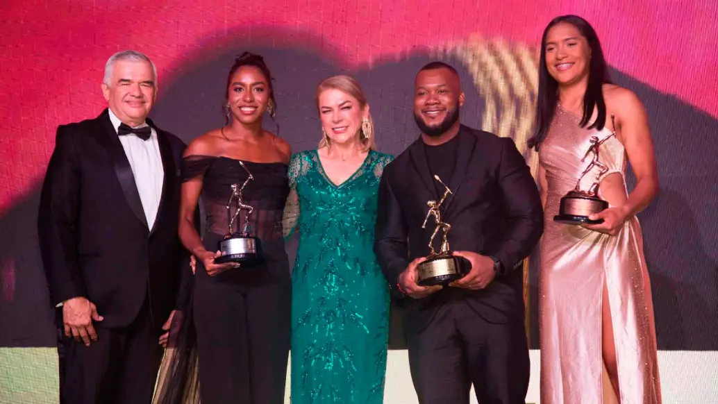 En la imagen aparecen Ciro Solano junto a los deportistas exaltados Yeison López, Natalia Linares, Stefany Cuadrado y la ministra del Deporte, Patricia Duque. FOTO CORTESÍA COC
