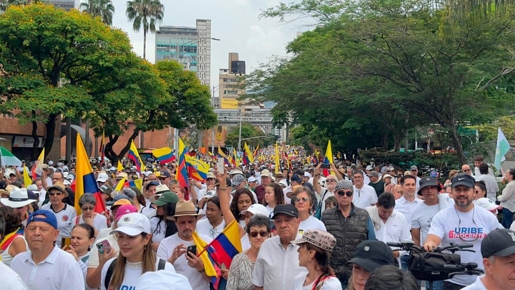 Ciudadanos avanzan a esta hora por el sector de la Avenida Oriental. FOTOS Camilo Suárez