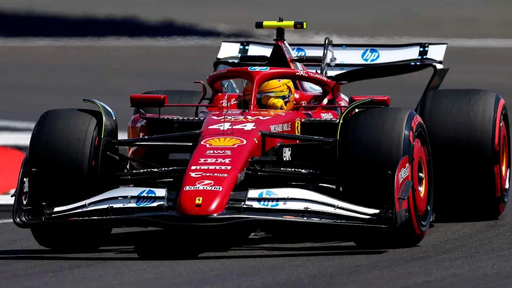 El piloto británico Lewis Hamilton de la escudería Ferrari, fue el más rápido en los primeros entrenamientos libres en Silverstone.<b> </b>FOTO TOMADA X @F1