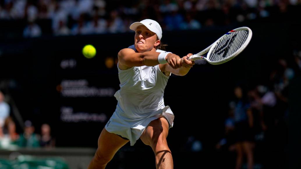 La polaca Iga Swiatek en una de las acciones del partido que ganó para coronarse campeona de Wimbledon. FOTO TOMADA X @Wimbledon