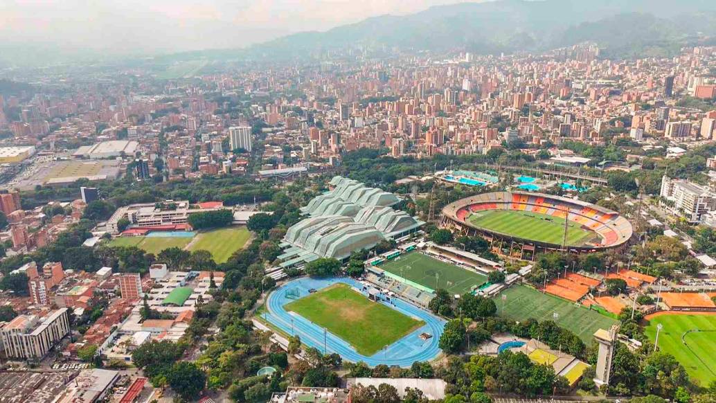 Esta es una imagen panorámica en la que además de la pista del estadio de atletismo se ven otros escenarios como los coliseos de las disciplinas olímpicas y el estadio Atanasio Giardot. FOTO CORTESÍA ALCALDÍA