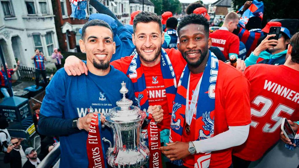 Los colombiano Daniel Muñoz y Jéfferson Lerma durante el desfile de celebraci´pon del título en la FA Cup. FOTO TOMADA X @CPFC