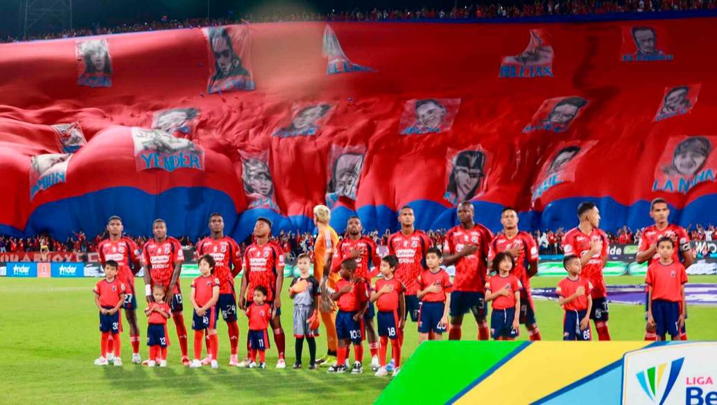 Esta es la bandera gigante que exhibieron los hinchas del Medellín antes del arranque del duelo en el Atanasio Girardot frente al América. FOTOS MANUEL SALDARRIAGA 