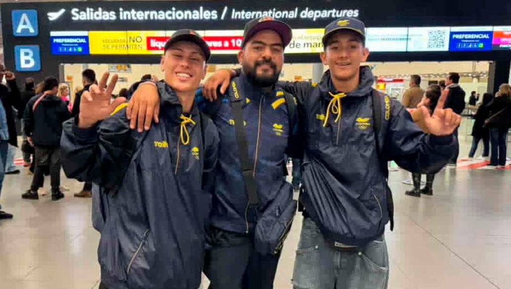 Los dos antioqueños Mateo Moreno y Juan Esteban Garcés junto al técnico nacional Carlos Mayorga. FOTO: Cortesía