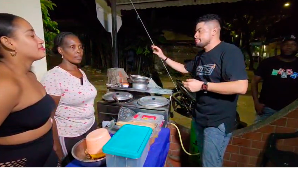Los jóvenes compran el surtido de pequeños comerciantes y emprendedores. FOTO Cortesía