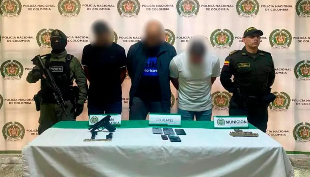 Tres hombres de la estructura criminal ‘Los Socios’ fueron capturados por medio de orden judicial en allanamientos en San Cristóbal, Moravia y la Floresta. FOTO Cortesía Meval