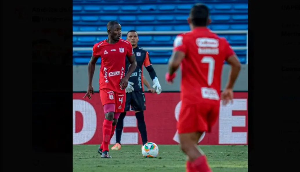 El defensa Andrés Mosquera fue la figura de la victoria del América ante Bucaramanga en el Pascual Guerrero. FOTO TOMADA X @AmericadeCali