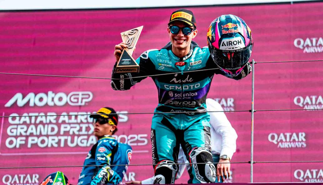 El piloto colombiano David Alonso celebra su tercer podio consecutivo en Moto 2 y el quinto de su primera temporada en la categoría intermedia de Moto GP. FOTO CORTESÍA ASPAR TEAM 