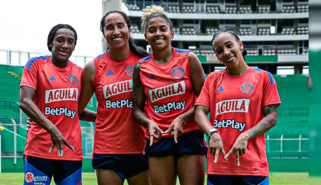 Daniela Caracas, Mayra Ramírez, Jorelyn Carabalí y Wendy Bonilla, durante el entrenamiento en el estadio del Deportivo Cali, como preparación para el partido del viernes ante Uruguay en el Pascual Guerrero. FOTO FCF