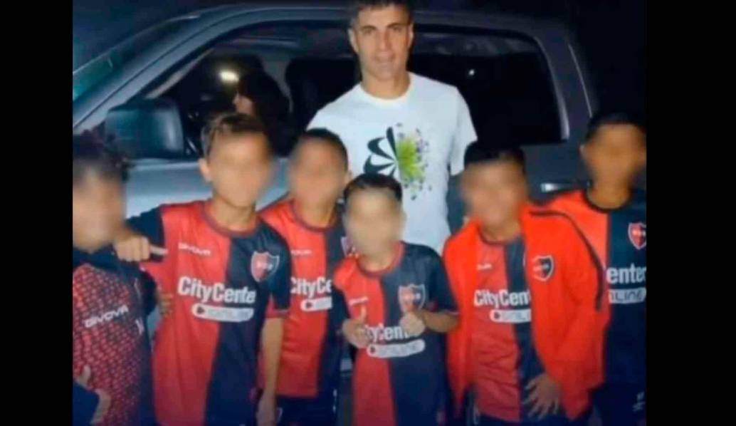 Estos son los menores que fueron sancionados por Newell´s Old Boys tras tomarse una foto con Ignacio Malcorra, jugador de Rosario Central. FOTO PANTALLAZO