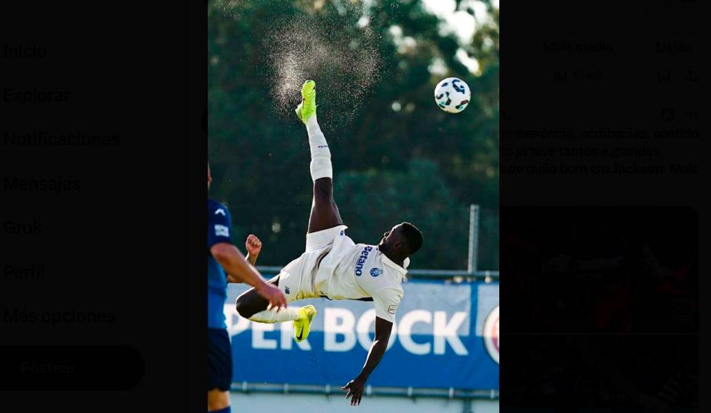 Esta es una de las jugadas de Jackson Martínez, que terminó en gol, estuvo en un juego de viejas glorias del Porto y marcó póker de goles. FOTO TOMADA X @DragaoCentral