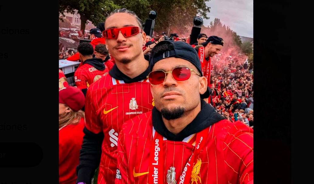 El colombiano Luis Díaz junto al uruguayo Darwin Núñez durante el desfile de celebración por el título número 20 de la Liga Premier. FOTO TOMADA X @LFC