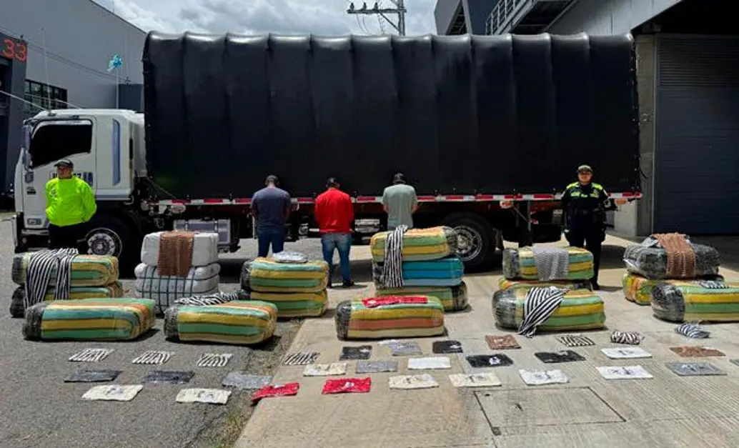 Fueron más de 36.000 unidades de confecciones provenientes del exterior incautadas en el operativo. FOTO Cortesía Policía Nacional