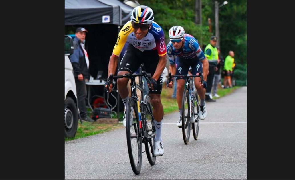 Egan Bernal en su ataque para ganar la etapa 16 de la Vuelta a España. FOTO TOMADA X@INEOSGrenadiers