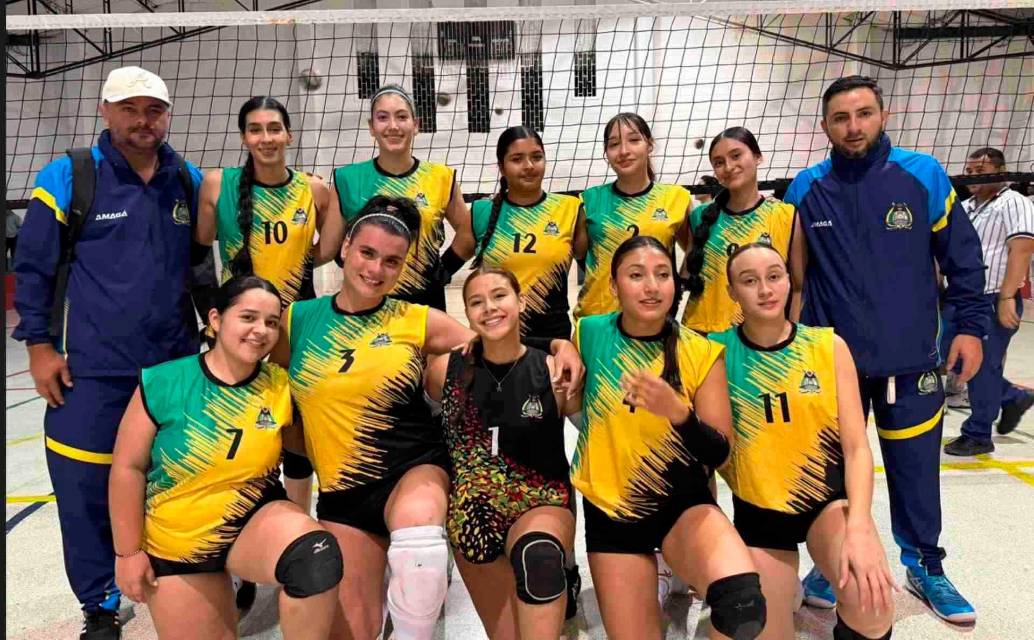Emiliana #3 en su camiseta, junto a su equipo de voleibol de Amagá, región con la que disputa el torneo departamental del Suroeste. FOTO CORTESÍA EMILIANA CASTRILLÓN 