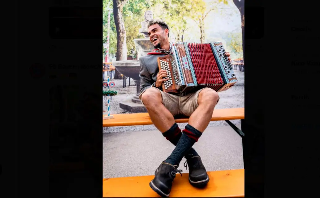 Luis Fernando Díaz posó con un acordeón y trató de sacarle algunas notas al instrumento musical que es tradicional de Colombia, durante la celebración del Oktoberfest con el Bayern Múnich. FOTO TOMADA X @FCBayern