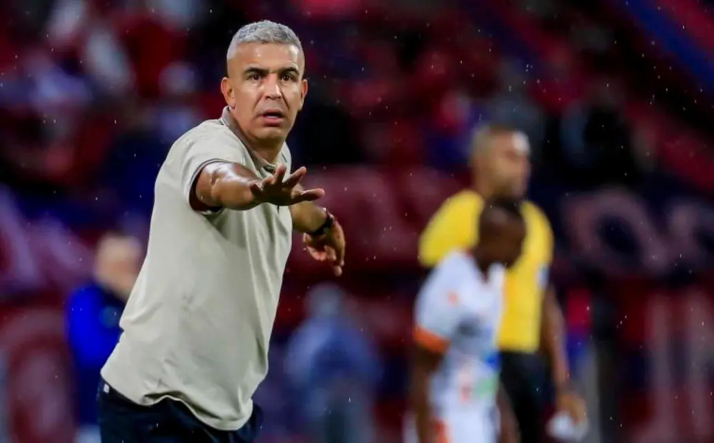 El técnico Andrés Orozco no ha logrado tener un equipo con regularidad en los resultados positivos y por ello Envigado está en zona de descenso directo. FOTO EC