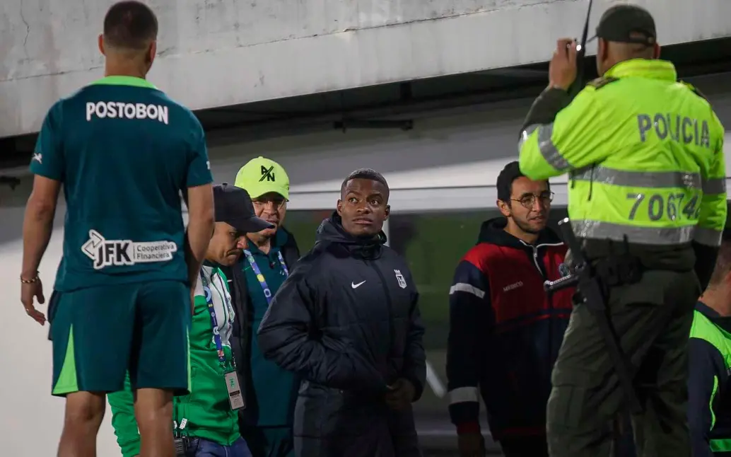 Este fue el momento en el que Andrés Román en compañía del médico de Atlético Nacional y personal de salud que presta el servicio en El Campín era llevado al camerino para hacerle un electocardiograma. FOTO COLPRENSA
