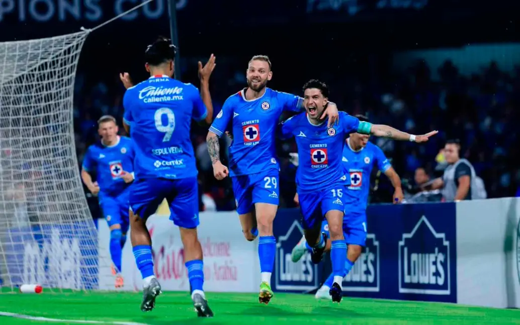 El Cruz Azul de los colombianos Kevin Mier y Willer Ditta se coronó campeón de la Copa de Campeones de la Concacaf. FOTO TOMADA X @CruzAzul