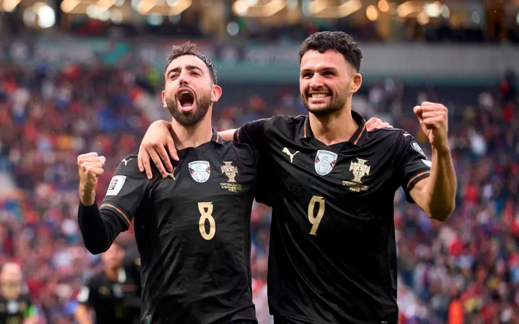El delantero Bruno Fernandes jugador del Manchester United (#8) con Portugal marcó triplete en la goleada a Armenia.<b> </b>FOTO: GETTY 