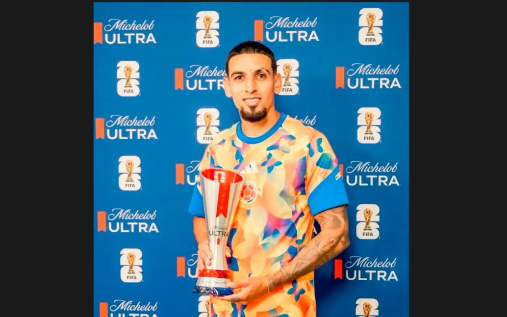 El lateral antioqueño Daniel Muñoz, nacido en Amalfi se está consolidando como una de las figuras de Colombia en el Mundial de Norteamérica, ya ajusta dos goles. FOTO@FIFA