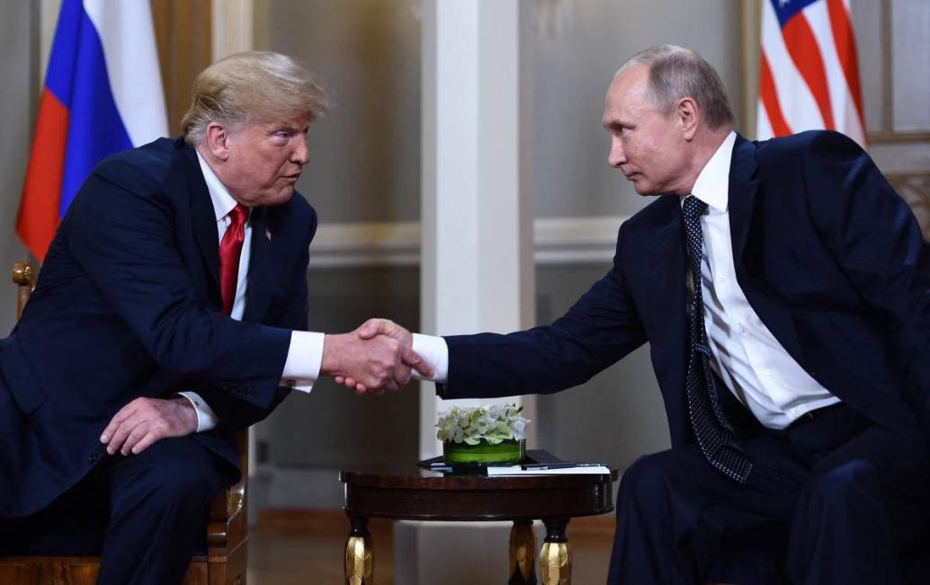 El presidente estadounidense Donald Trump (a la izquierda) y el presidente ruso Vladimir Putin (a la derecha) dándose la mano antes de una reunión en Helsinki el 16 de julio de 2018. FOTO: AFP
