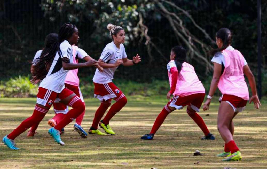 Estefanía Cartagena (en el centro de la foto), retomó los entrenamientos con el DIM tras dar a luz a Valentina, su primera hija. FOTO MANUEL SALDARRIAGA 