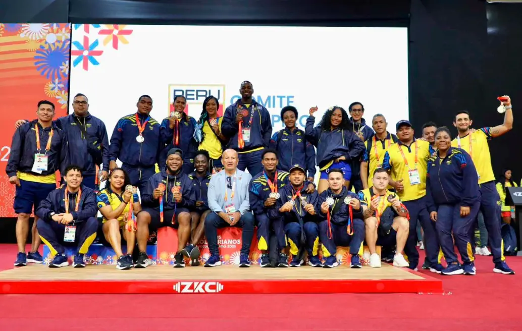 Este es el grupo de pesistas colombianos que disputaron los Juegos Bolivarianos en Ayacucho. FOTO CORTESÍA MINDEPORTE