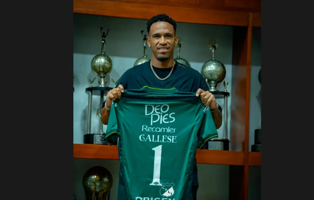 El arquero peruano Pedro Gallese exhibe la casaca número uno que usará con el Deportivo Cali, su nuevo club. FOTO: Cortesía Deportivo Cali