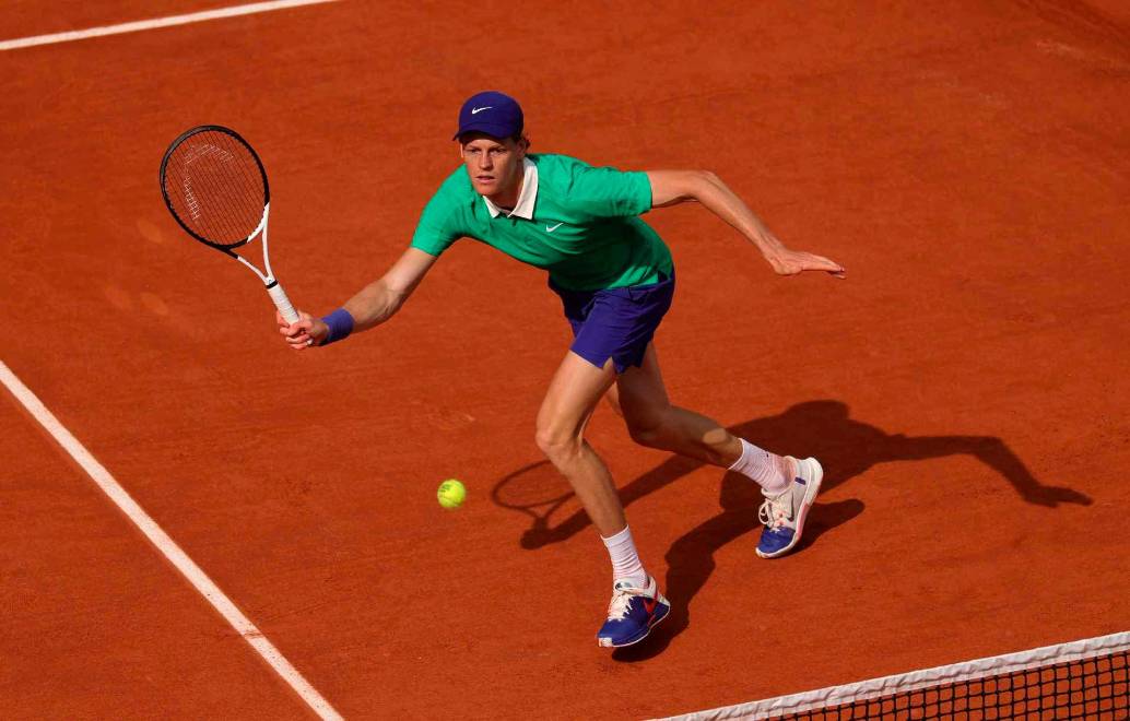 El número uno del mundo, Jannik Sinner, aseguró su puesto en la semifinal de Roland Garros. FOTO GETTY