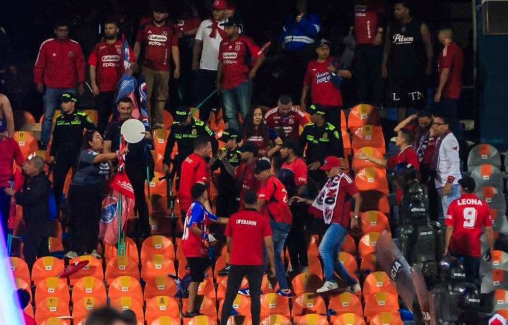 Algunas de las tribunas del Atanasio Girardot, serían cerradas seis fechas por una sanción debido al mal comportamiento de los hinchas en la final ante Santa Fe. FOTO EC