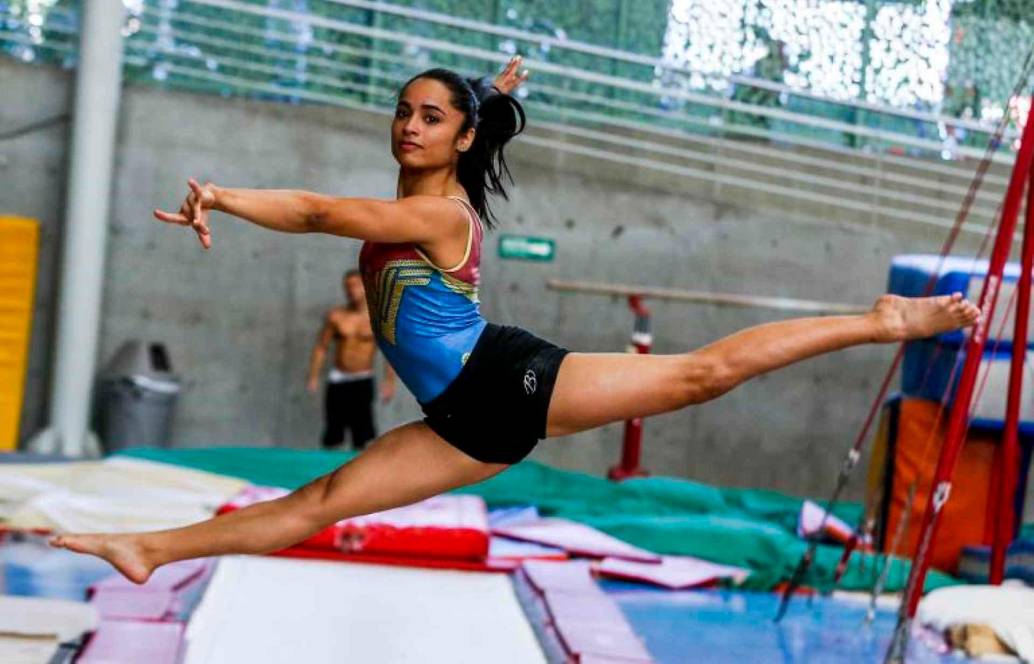 La gimnasta antioqueña Ginna Escobar durante una de las jornadas de entrenamiento en el coliseo Jorge Hugo Giraldo en Medellín. FOTO JULIO CÉSAR HERRERA 