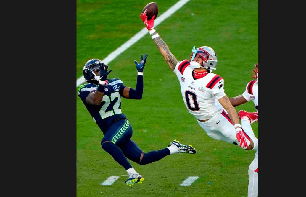 El colombiano Christian González de uniforme blanco, en una de las acciones destacadas del juego en la final del Super Bowl. FOTO GETTY 