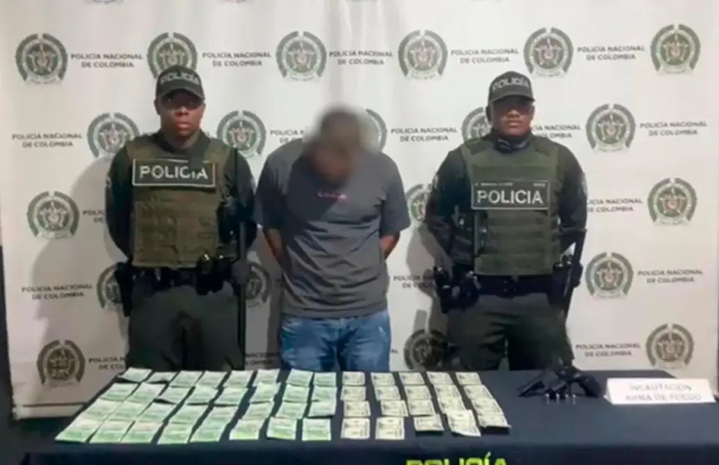 En medio de los registros a personas en el operativo capturaron a un hombre que tenía un arma de fuego modificada para aumentar su letalidad y más de $4 millones en billetes que serían falsos. FOTO Cortesía Meval
