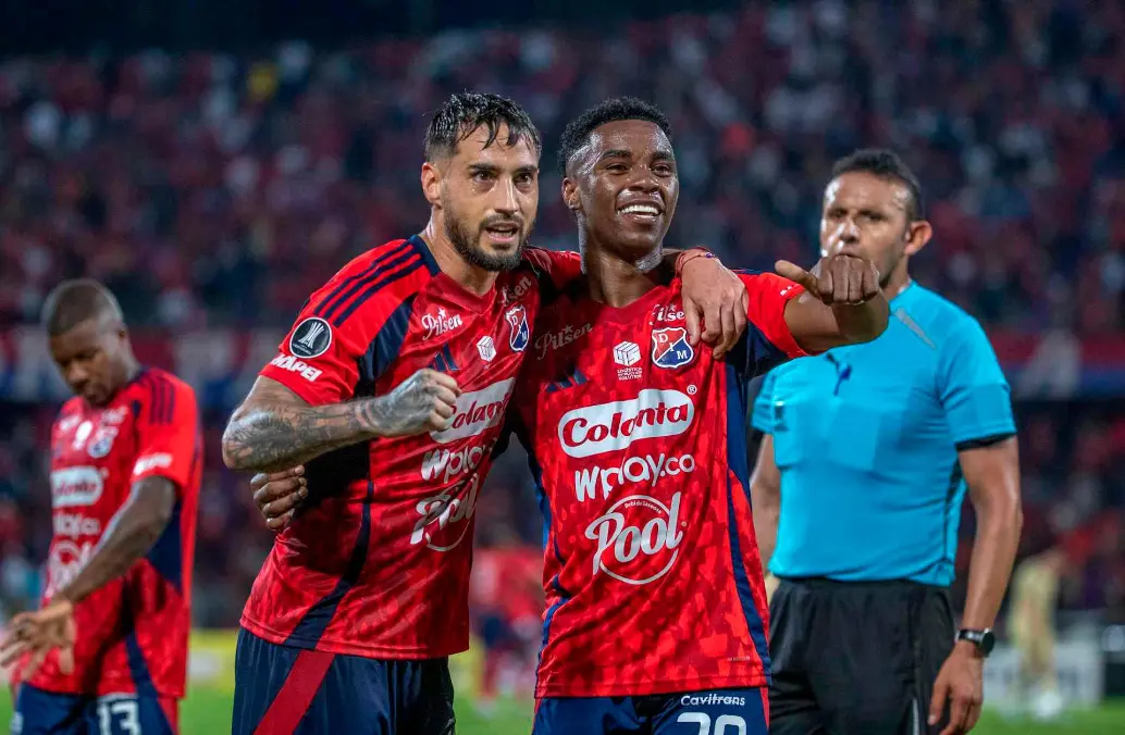 El polaco Francisco Fydriszewski junto a Jhon Montaño celebran el gol con el que el DIM venció a Cusco en el Atanasio Girardot. FOTO MANUEL SALDARRIAGA 