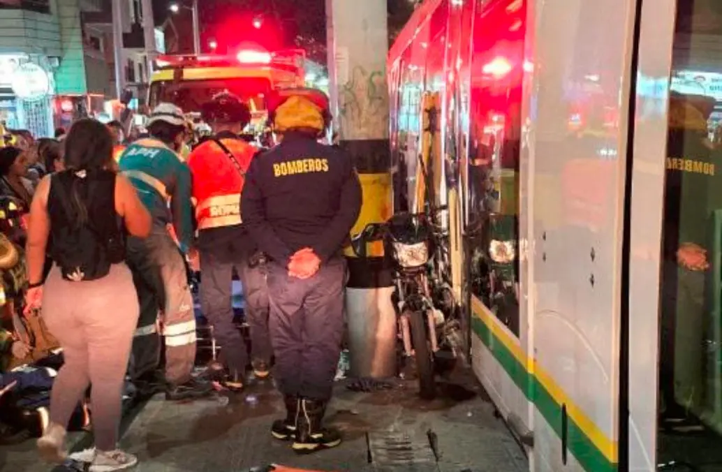 Así quedó la motocicleta, entre el poste y el coche tranviario en el barrio Gerona, oriente de Medellín, en un acto de imprudencia por parte del motorizado. FOTO: CORTESÍA