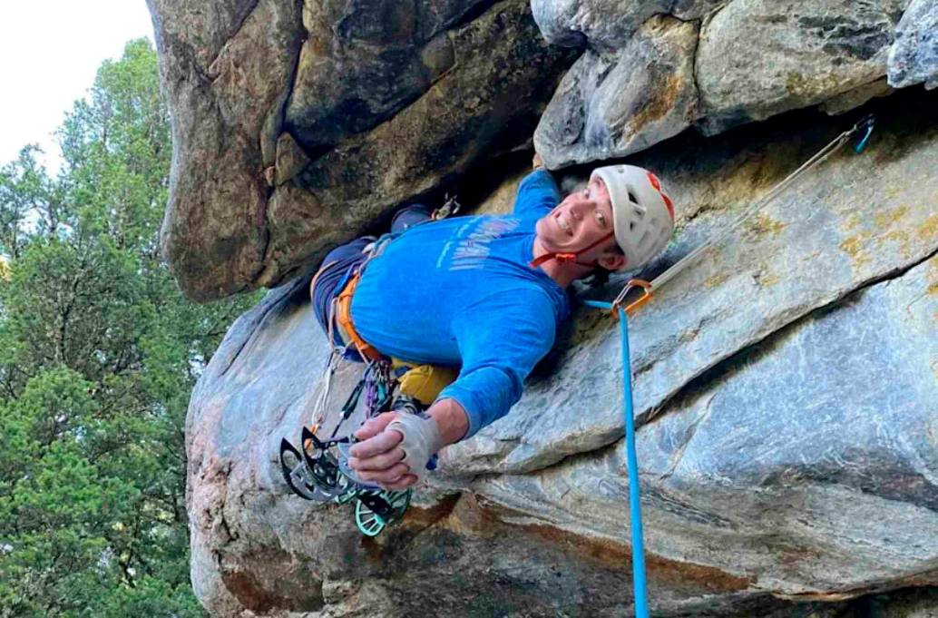Esta es una de las imágenes que se han compartido en redes sociales de Balin Miller, de 23 años, , el escalador que murió esta semana en Estados Unidos. FOTO TOMADA X @rapid_reveal