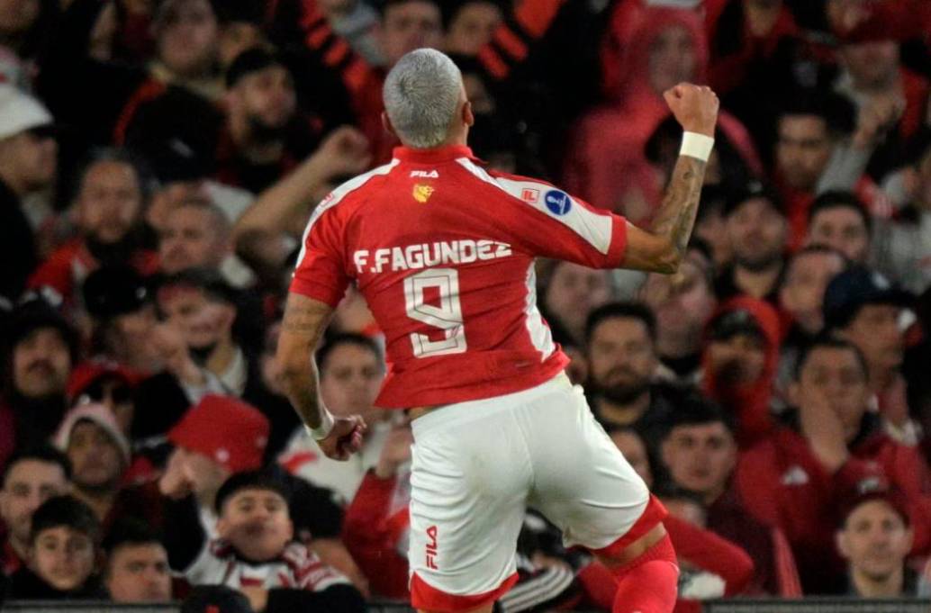 Franco Fagúndez celebra el tanto con el que Santa Fe igualó el duelo 1-1 y por ello, la definición de la clasificación se tuvo que dar desde el punto penal, en el que ganó 7-8. FOTO TOMADA X@Sudamericana