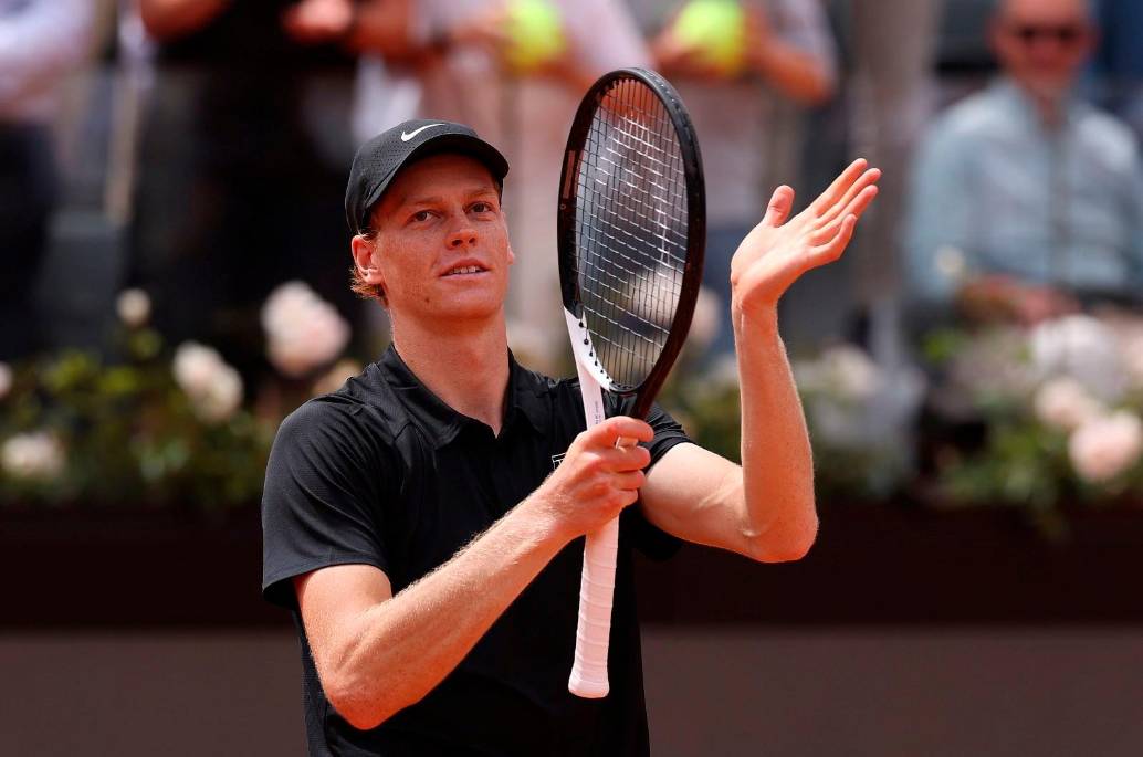 El tenista italiano Jannik Sinner logró su victoria 32 en un Masters 1000 y este viernes se medirá en semifinales a Daniil Medvedev. <b> </b>FOTO GETTY 