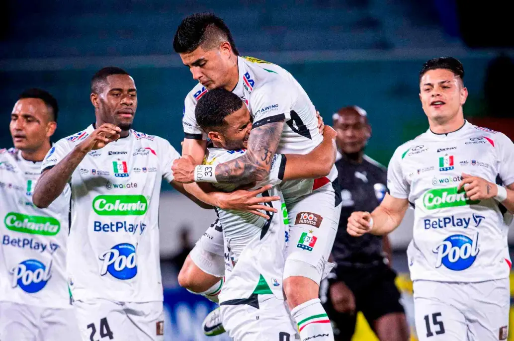 Los dirigidos por Hernán Darío El Arriero Herrera celebran su paso a los octavos de final de la Copa Sudamericana. FOTO TOMADA X @oncecaldas