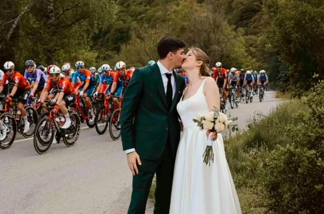 Este es el momento en el que los nuevos esposos celebran su unión mientras que en el fondo pasan los corredores que disputan la edición 109 del Giro de Italia. FOTO TOMADA DE @kinofilmcompany