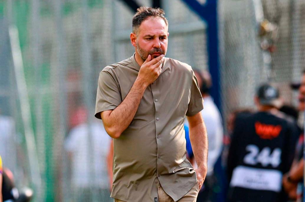 El entrenador español Jonathan Risueño está en el centro de una polémica por simular una falta de Alfredo Morelos que nunca existió. FOTO MANUEL SALDARRIAGA 