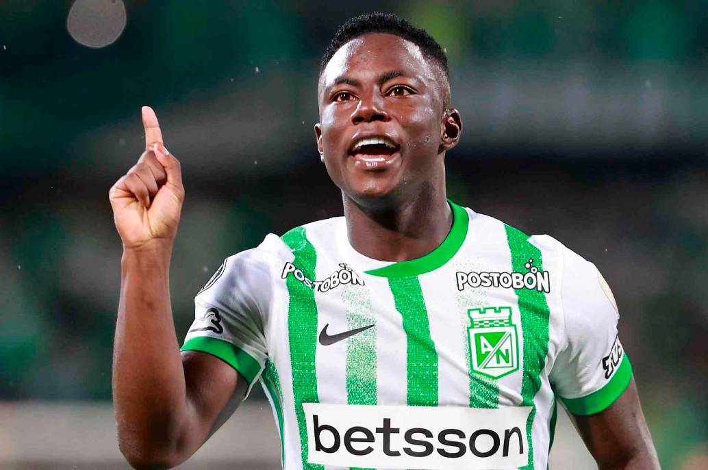Marino Hinestroza, jugador de Atlético Nacional que le cumplió el sueño a una pequeña hincha en el Atanasio Girardot. FOTO MANUEL SALDARRIAGA